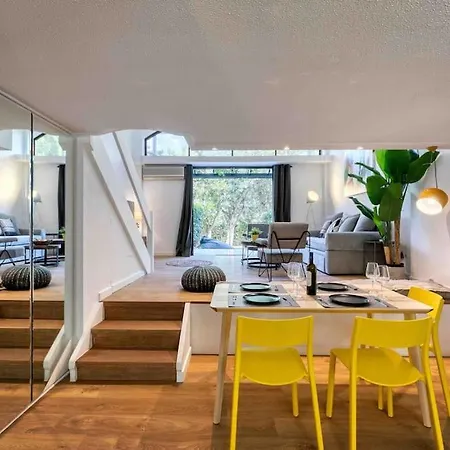 The Four Seasons Vouliagmeni Escape Apartment *